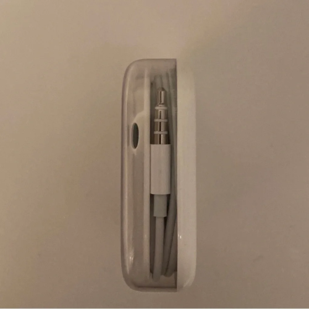 Apple Wired Ear-buds w/case - Picture 3 of 4